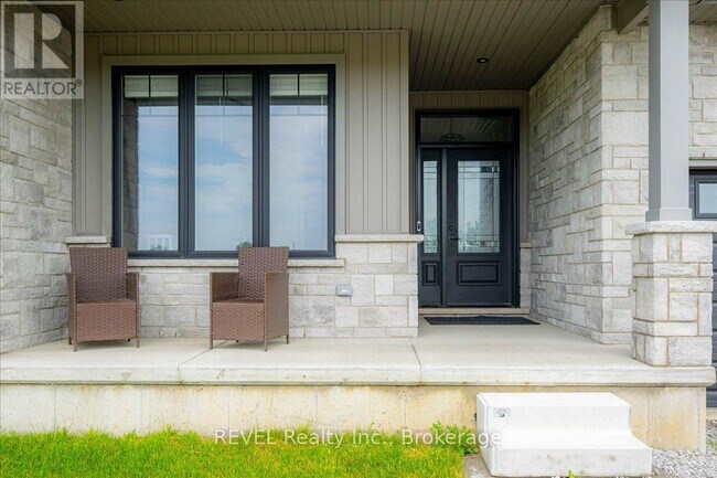 Photo - 371 Argyle Ave