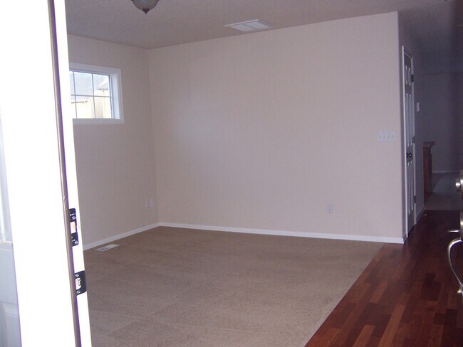 Photo - Available Now: 4 Bedroom Home in Willamette Landing