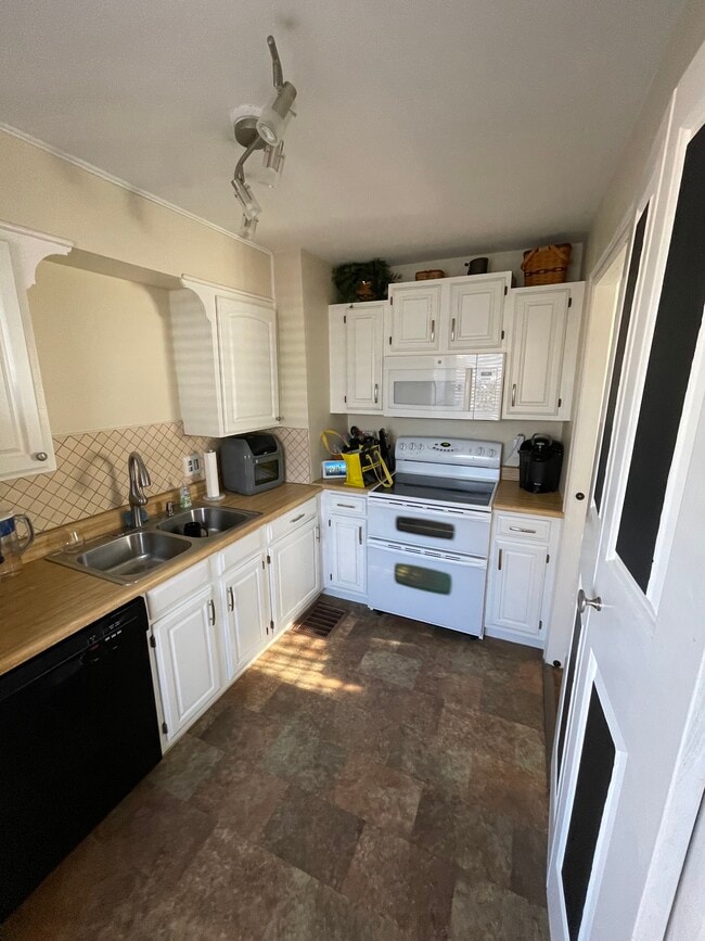 Building Photo - 3806 Byram Ave Rental