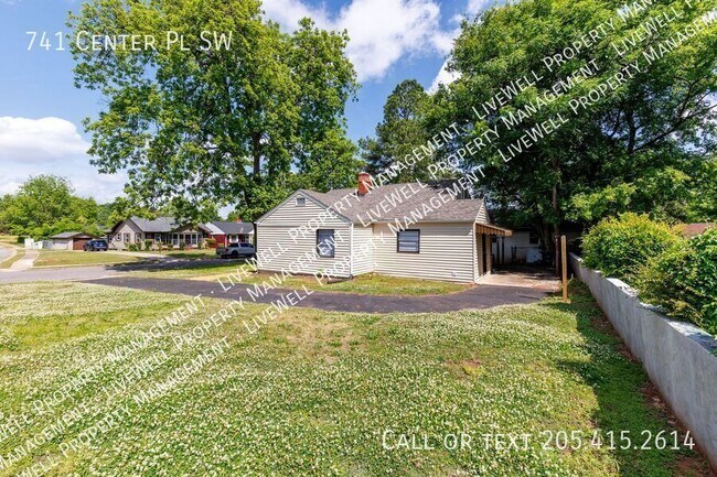 Photo - 741 Center Pl SW