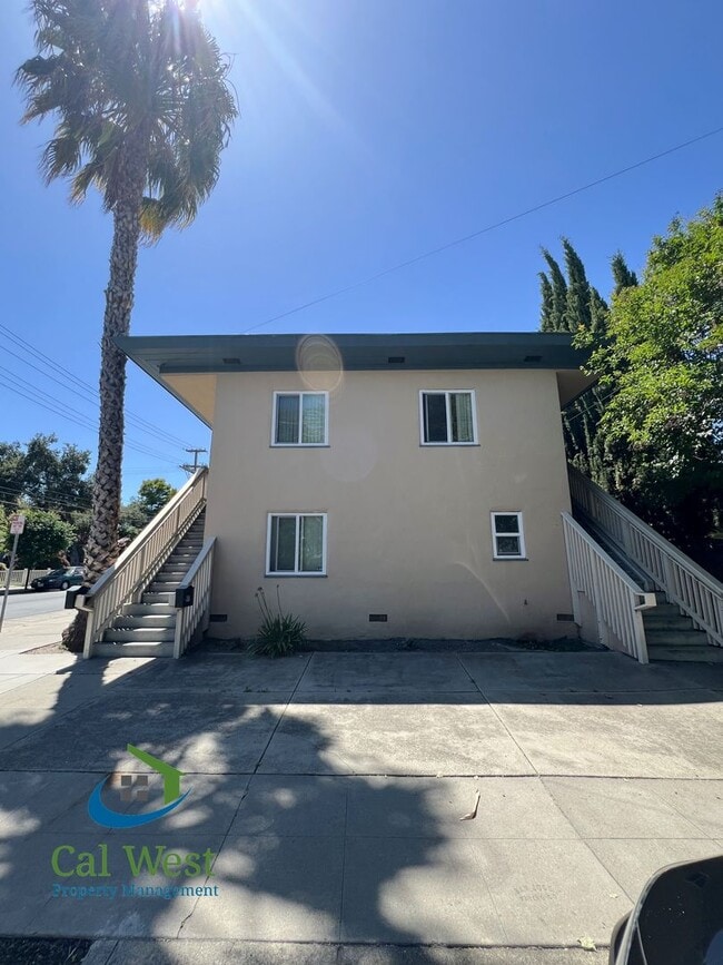 Photo - $2,495 - UPDATED 2 bedrooms/1 bathroom Upstairs Unit near Rose Garden! Unit 99