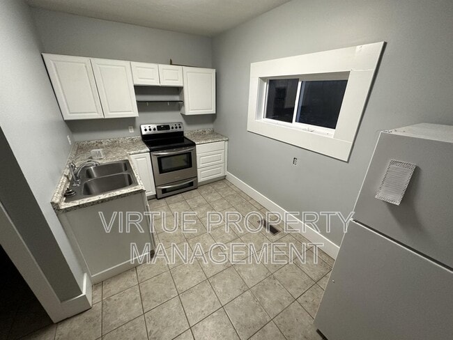 Building Photo - 1544 3rd St