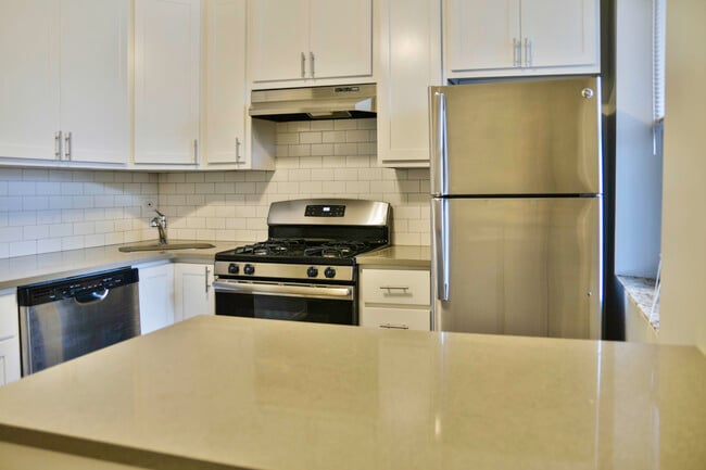 Photo - 1460 W Grace St Apartments