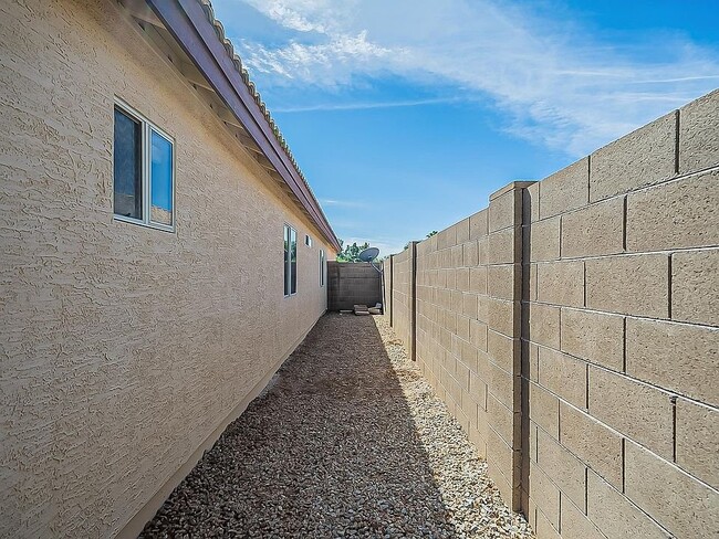 Photo - 718 W Baylor Ln