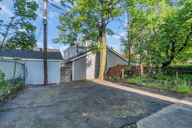 Building Photo - 937 Grove St Unit 1 Rental