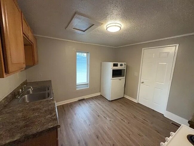 Photo - 1233 Williams St