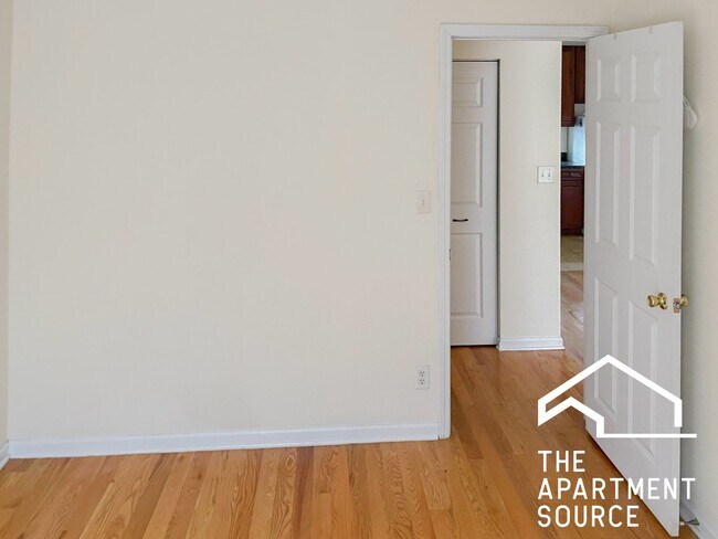 Photo - 3924 N Pine Grove Ave Unidad 2W