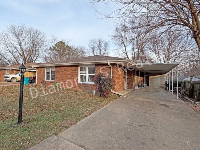 Photo - Cute 2 bedroom Duplex Unit Available Now!