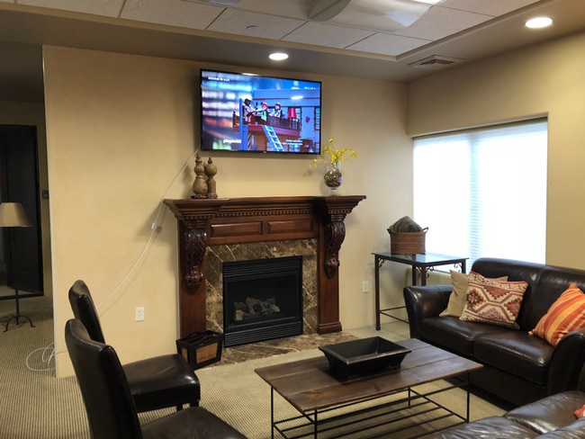 Building Photo - Large 2 bed / 1 bath Condo on North End of...