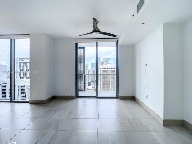 Photo - 340 SE 3rd St Unidad 2606