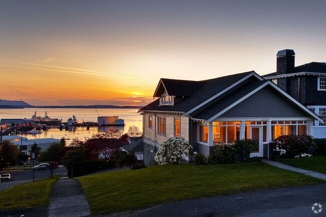 Building Photo - Gorgeous 3 bedroom Home Overlooking Bellin...