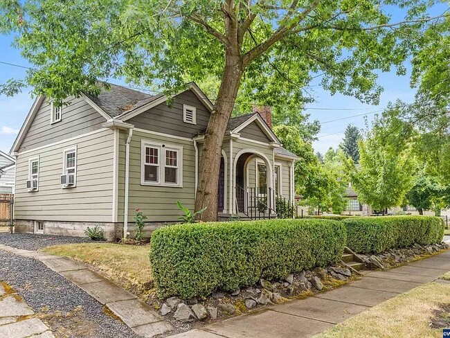 Photo - 1510 Summer St NE