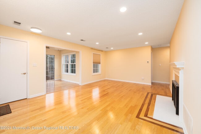 Photo - 77 Frontier Way