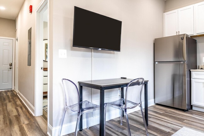 Photo - 701 E St SE Unidad ID1011208P