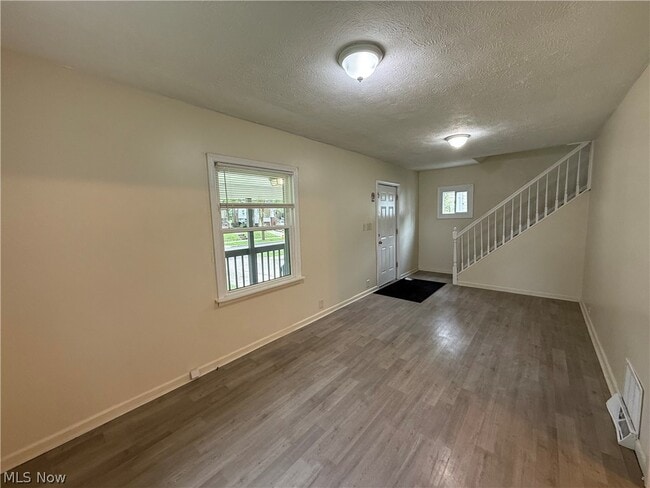 Photo - 404 Noah Ave