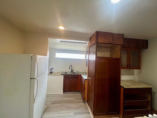 Photo - 875-879 Donnelly Ave Unit 877
