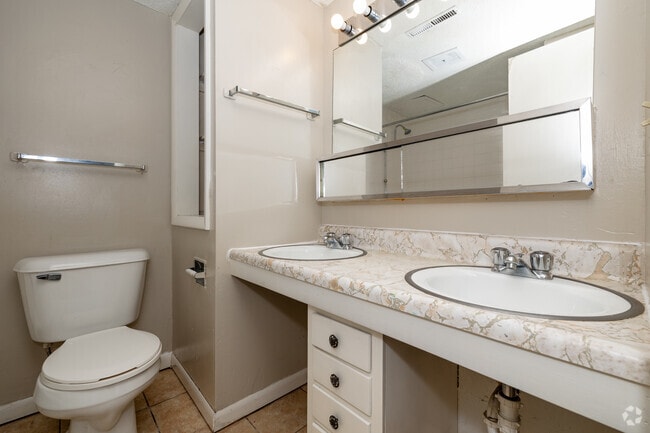 3BR, 2BA - 1178 FT - Baño