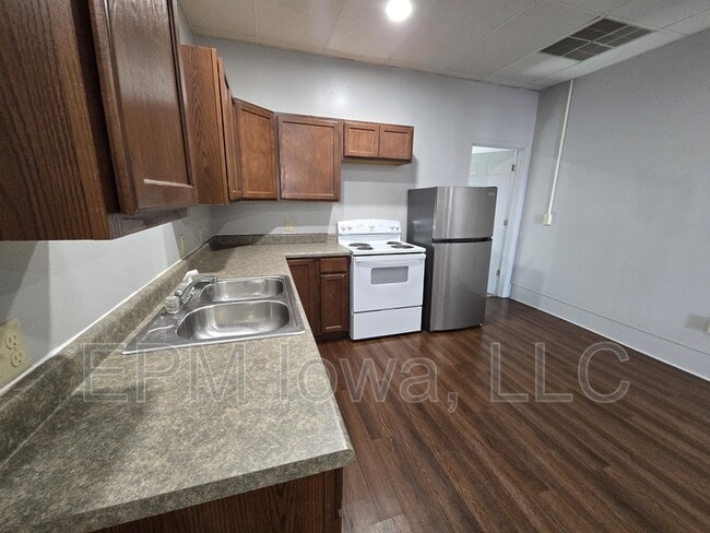 Photo - 107 1st St E