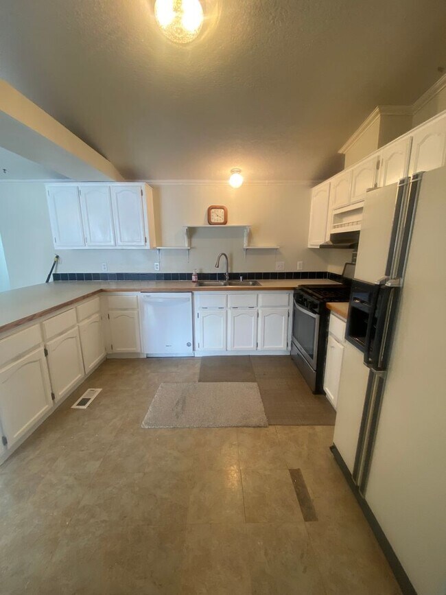 Photo - 4 Bedroom Single Family Home!