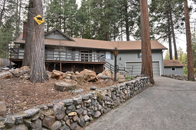 Building Photo - Large 2-bedroom home on private cul-de-sac backs up to Forebay Community Park and the Reservoir!