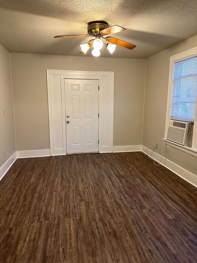 1 bedroom 1 bath unit. - 1 bedroom 1 bath unit. House