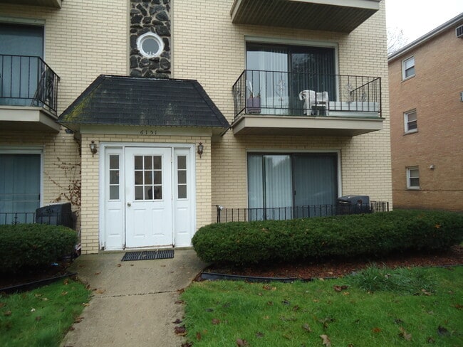 Building Photo - 6151 Marshall Ave Unit 1W
