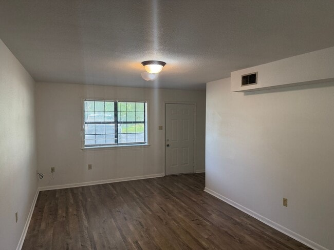 Photo - 2505 Simms St