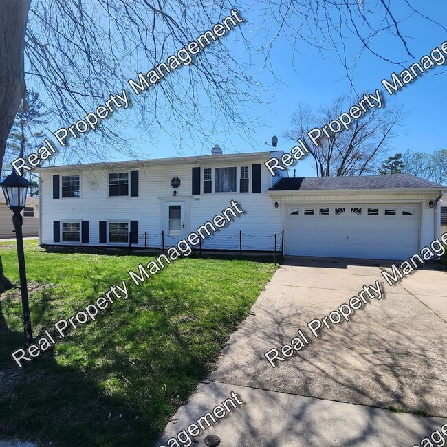 Building Photo - Four Bedroom Bi-Level