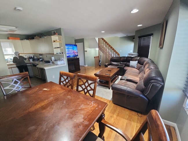 Building Photo - 33 Oak St Unit 1