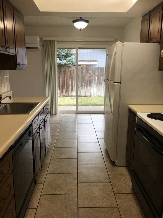 Photo - 2063 Parish St