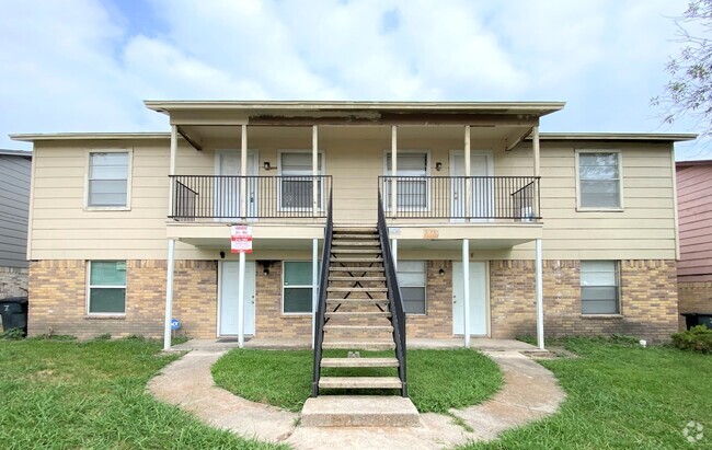 Building Photo - 1910 Cedarhill Dr Unit B Rental