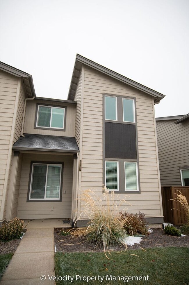 Building Photo - 3 Bedroom Townhome close to Hospital!