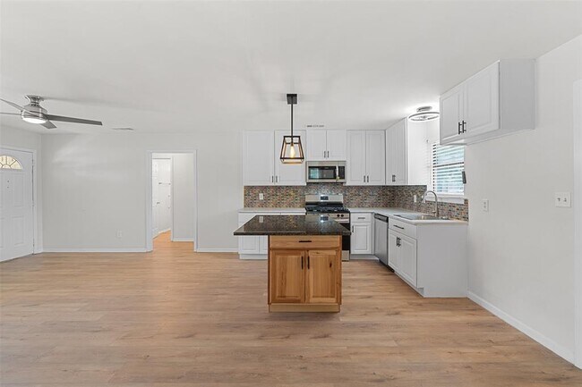 Photo - 806 W 8th St