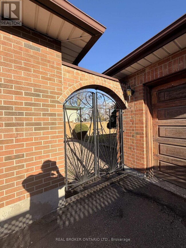 Photo - 653 Athol St E