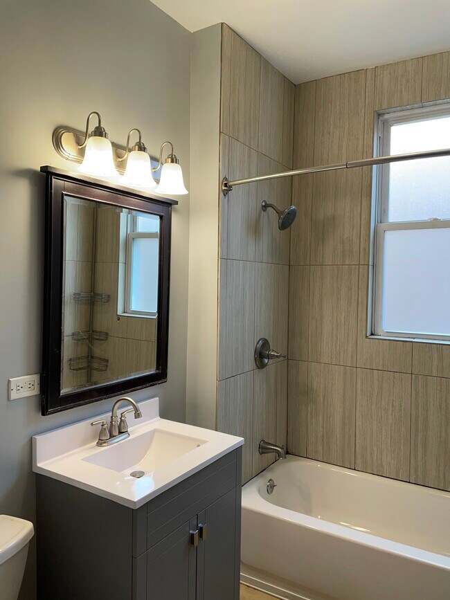 Bathroom - 2117 Scoville Ave Unit 2