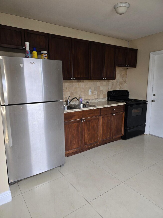 Photo - 547 W 4th St