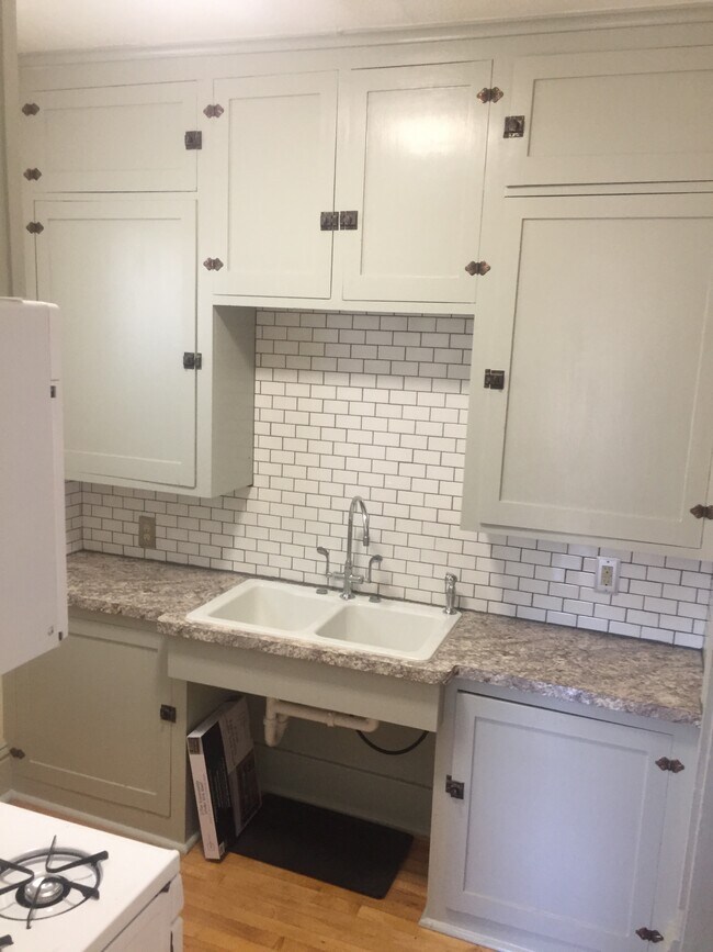 Kitchen - 118 Pine St Unit FURNISHED