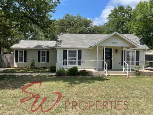 Building Photo - Good looking 3 bedroom 2 bath with huge yard!