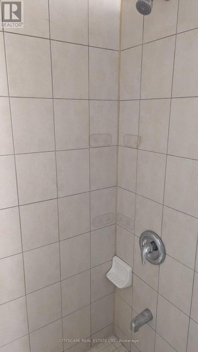 Photo - 752 Main St E