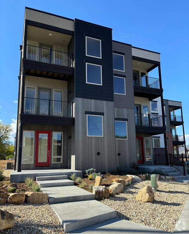 Building Photo - Luxurious Townhome