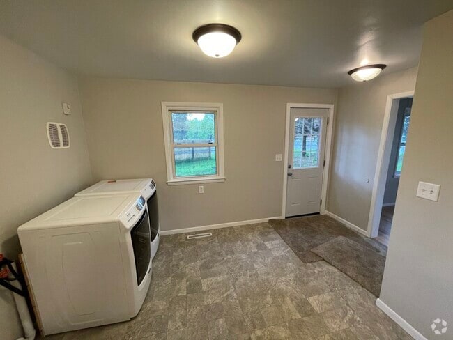 Building Photo - 810 S Old Highway 18 Unit A Rental