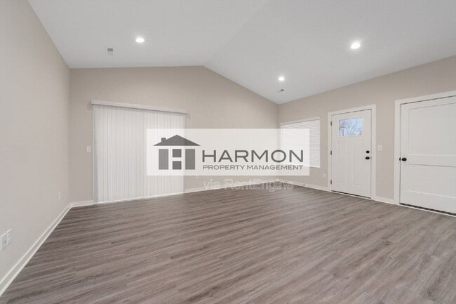 Photo - 3310 W 9th St N