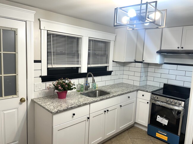 Building Photo - 192 Chapel St