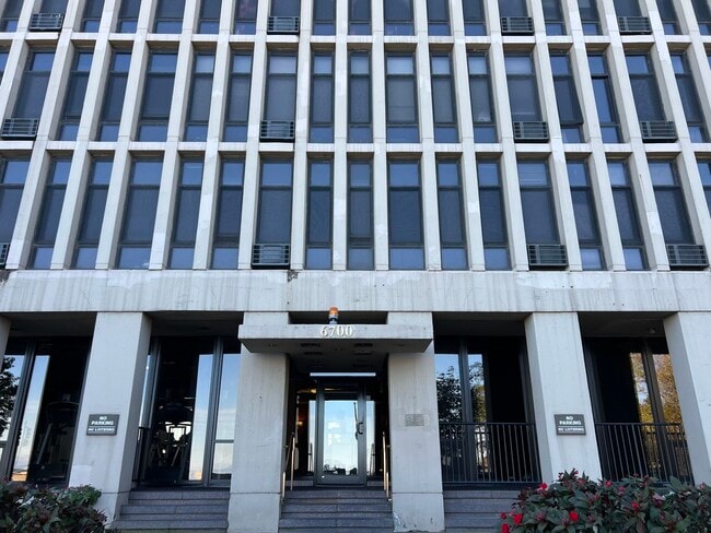 Building Photo - 6700 S South Shore Dr