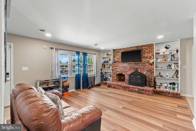 Photo - 10 N Meadow Dr
