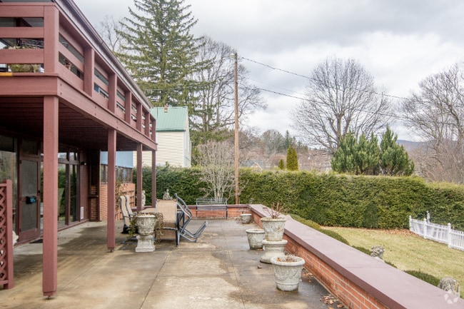 Building Photo - 206 W Main St Rental