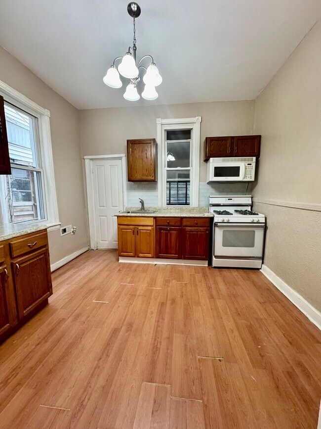 Building Photo - 2440 N Hollywood St Rental