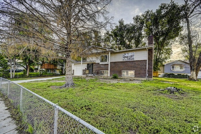 Building Photo - Charming 3-Bed Home with Bonus Room, Firep...