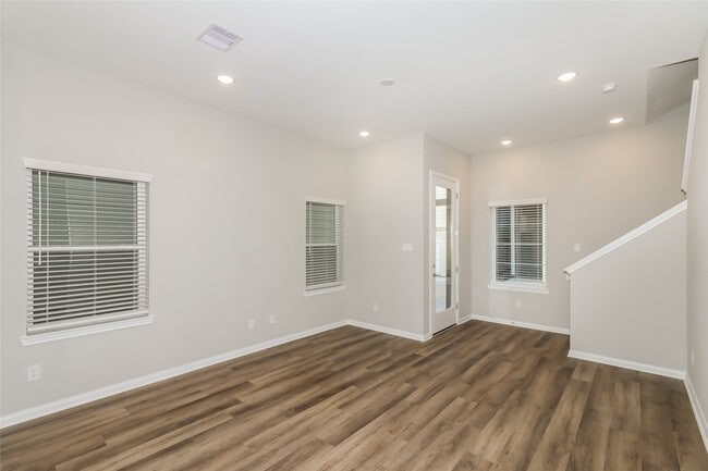 Photo - 9910 Clark Rd