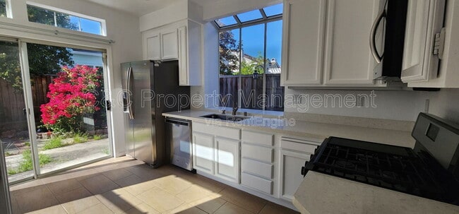 Photo - 5435 Quebec Common